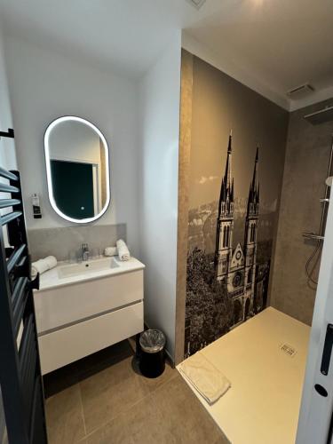 Ένα ή περισσότερα κρεβάτια σε δωμάτιο στο Best Western Voiron Centre