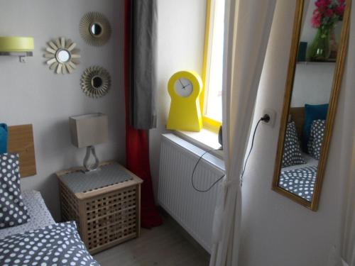 a bedroom with a window and a mirror and a bed at Zimmervermietung am Stadtplatz / BHF 8 min / A8 in Traunstein