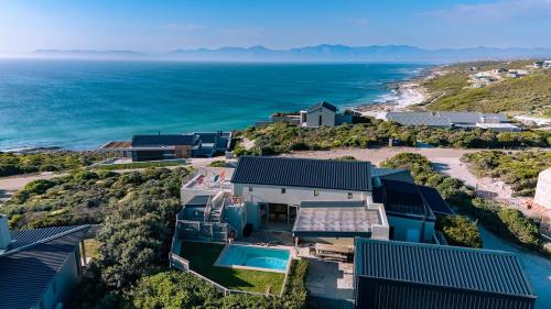 een luchtfoto van een huis en de oceaan bij Romansbaai Oceanview Retreat in Gansbaai