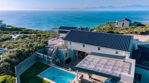 een luchtfoto van een huis met een zwembad bij Romansbaai Oceanview Retreat in Gansbaai