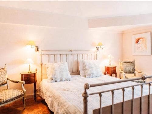 フォンヴィエイユにあるB&B Château Légierのベッドルーム(大型ベッド1台、椅子付)