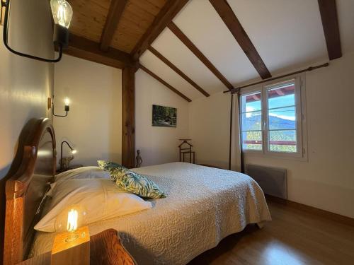 een slaapkamer met een bed in een kamer met een raam bij Errotalde-berria in Sare