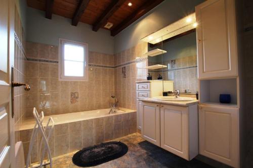 een badkamer met een bad en een wastafel bij Errotalde-berria in Sare