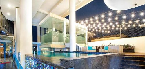 Bazén v ubytování Blue Sky Hotel Petamburan nebo v jeho okolí