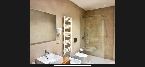 un bagno con lavandino, WC e doccia di Relais Dolce Vita a Porto Cesareo