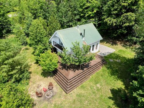 an overhead view of a house with a green roof at Spa et Waterfront - Cachette du Petit Lac in Chertsey