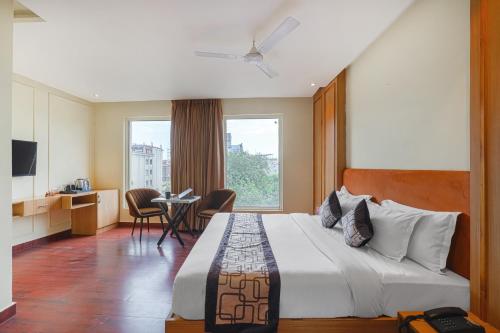 een hotelkamer met een groot bed en een tafel bij Hotel Dua Grand A unit of Ajooni Hospitality- 5 Min Walk From Golden Temple in Amritsar
