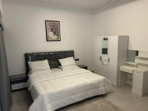 Giường trong phòng chung tại قمرة قباء Quba moon4