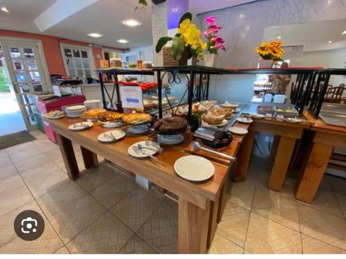 een tafel met veel eten erop bij FLAT AMARÍLIS - RIVIERA DE SÃO LOURENçO in Riviera de São Lourenço