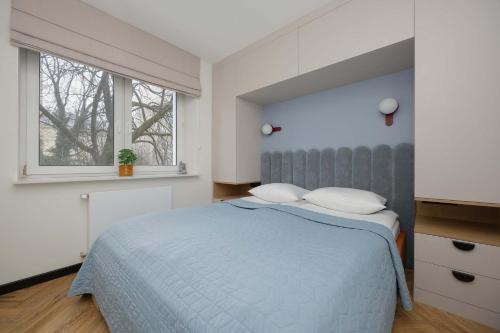 Foto Blue and Orange Apartment with Desk in the Warsaw Center by Noclegi Renters 2