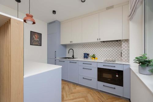 Foto Blue and Orange Apartment with Desk in the Warsaw Center by Noclegi Renters 3