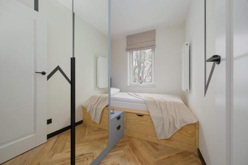 Foto Blue and Orange Apartment with Desk in the Warsaw Center by Noclegi Renters 4