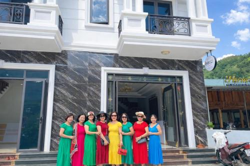 eine Gruppe von Frauen, die vor einem Gebäude stehen in der Unterkunft Chely Hotel in Mù Cang Chải