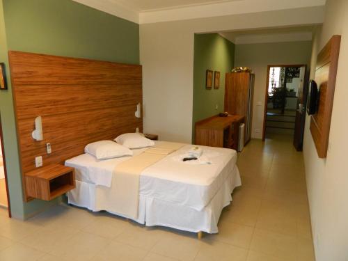 a bedroom with a large bed in a room at Hotel Recreio São Jorge in Jaboticabal