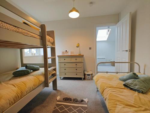 una camera con 2 letti a castello e un comò di 3 Bed in Brynteg oc-d33659 a Llanallgo