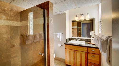 Un baño de Maui Kai Condos - No Resort Fees