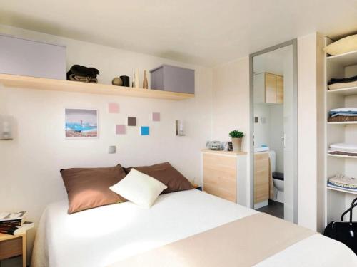 Postel nebo postele na pokoji v ubytování Camping 4 étoiles - Piscine - ccbeece