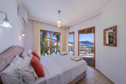 ein Schlafzimmer mit einem Bett und einem großen Fenster in der Unterkunft Villa Tara in Kaş