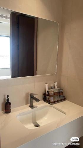 a bathroom sink with a mirror and a sink sidx sidx sidx at Tinghaitang in Recao