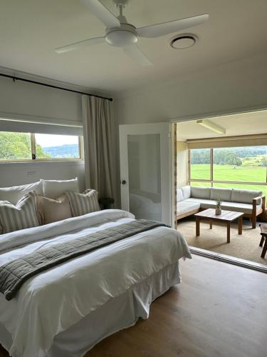 Giường trong phòng chung tại Hillview Studio One