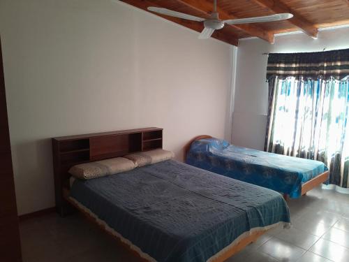 een slaapkamer met 2 bedden en een plafond bij Clau Propiedades in San Antonio Oeste