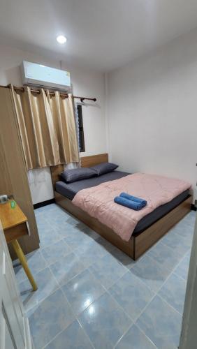 una camera da letto con due letti in una stanza di หลังมอ บิวตี้ อพาร์ตเมนต์ เปลี่ยนชื่อเป็นหลังมอ อพาร์ทเมนท์สามสาว ห้องพักจะอยู่ในทาวเฮ้า2ชั้น เเจ้งเปลี่ยนที่พัก a Ban Hua Khwai