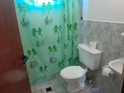 een badkamer met toilet en douchegordijn bij Clau Propiedades in San Antonio Oeste