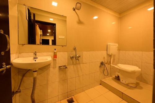 Et badeværelse på Hotel Happy Forest Inn