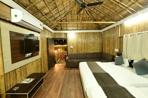 En eller flere senge i et værelse på Hotel Happy Forest Inn