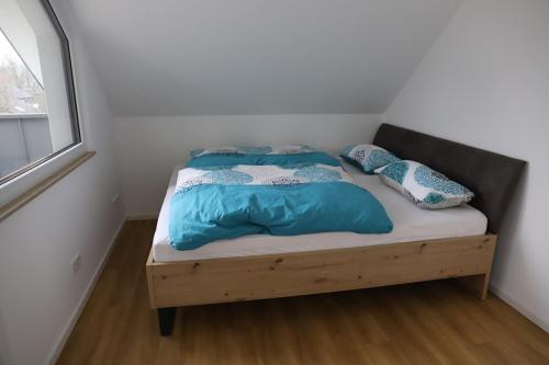 een bed met blauwe kussens erop in een kamer bij Ferienwohnung Documenta Urbana in Kassel