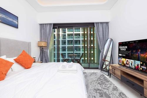 Bright Studio with Pool Access - Azizi Riviera