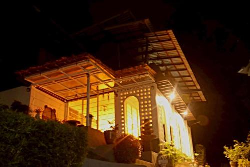 een gebouw met 's nachts verlichting bij Grandpa's House in Ko Klang