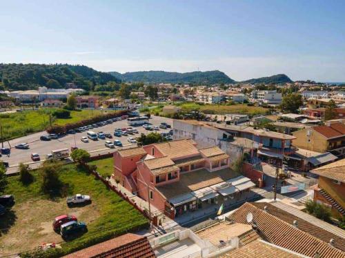 une vue aérienne sur une ville avec un parking dans l'établissement Exclusive Alexandra Apartments, à Sidari