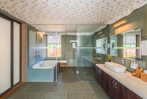 Et badeværelse på The Forest Chapter by Sayaji, Jawai