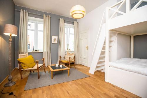 een slaapkamer met een stapelbed en een stoel bij Strömbergs Merle in Oberstaufen