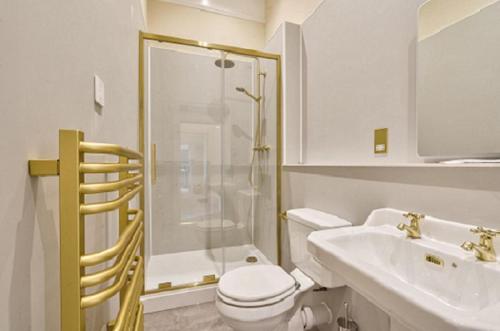 een badkamer met een douche, een toilet en een wastafel bij 2 Bed in Soulby oc-d28926 in Pooley Bridge