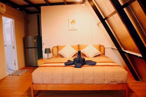 een slaapkamer met een bed met een paraplu erop bij Grandpa's House in Ko Klang