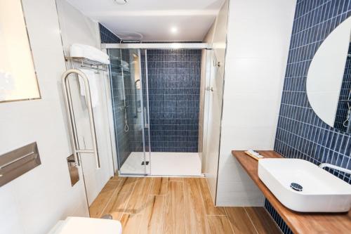 een badkamer met een douche en een wastafel bij Apartamentos PRAIA DO CANSORRO in Camariñas