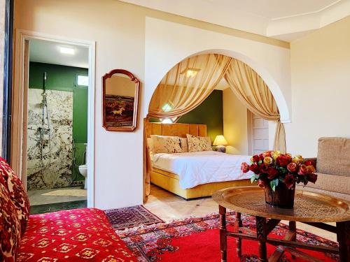 Giường trong phòng chung tại Riad salix d'agafay