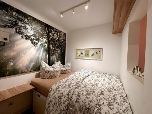 una camera da letto con un letto e un quadro sul muro di Frische Brise 704 a Sahlenburg