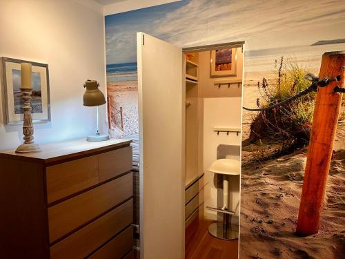 una stanza con una cassettiera e l'immagine di un bagno di Frische Brise 704 a Sahlenburg