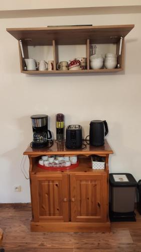 ein Holzschrank mit Geräten darauf in der Unterkunft Les rives de l'Arc - Termignon in Termignon