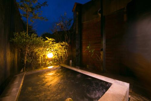 an empty alley at night with a street light at Yufuin Bath Satoyamasafu in Yufu