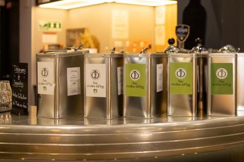 een rij zilveren bakjes die op een toonbank staan bij Campanile Rennes Centre - Gare in Rennes