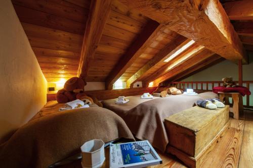 una camera con due letti con orsacchiotti sopra di Chalet Maison Felix a Pra Neiron