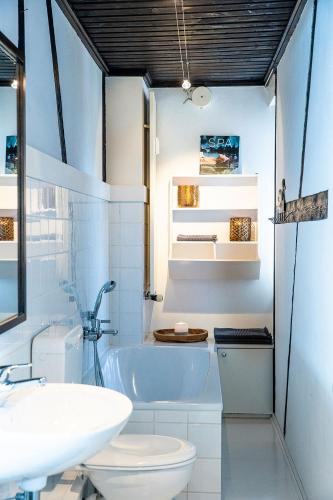a bathroom with a tub and a toilet and a sink at Strömbergs Gunnar in Oberstaufen