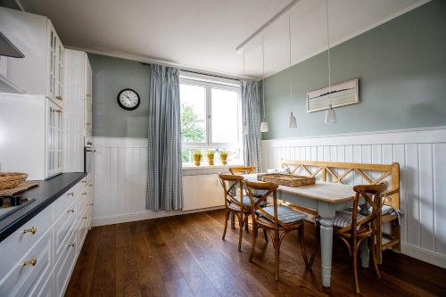 een keuken met een tafel en stoelen en een raam bij Strömbergs Gunnar in Oberstaufen