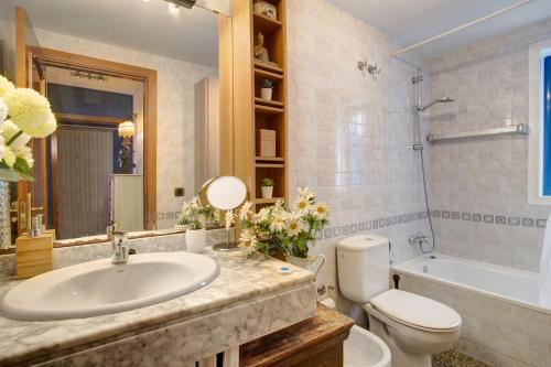 Et badeværelse på Precioso Piso cerca de la Playa