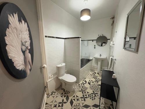 een badkamer met toilet en wastafel bij N1 L horizon d or in Paray-le-Monial