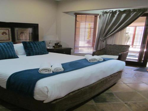 een slaapkamer met een groot bed met handdoeken erop bij The Orion Guesthouse in Middelburg